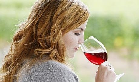 O jumătate de pahar de vin pe zi creşte riscul de cancer la sân