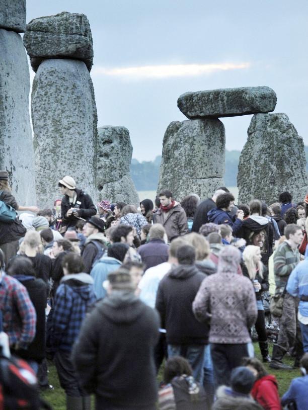 Peste 18.000 de oameni au sărbătorit solstiţiul de vară la Stonehenge 99243