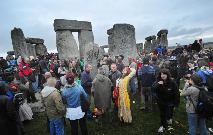 Peste 18.000 de oameni au sărbătorit solstiţiul de vară la Stonehenge 99244