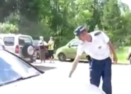 Poliţiştii rutieri din Rusia folosesc şi arma din dotare pentru a opri şoferii
