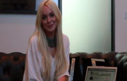 Lindsay Lohan se foloseşte de arestul său la domiciliu făcând spoturi publicitare de acasă