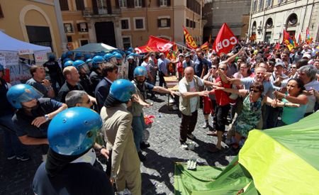 Ouă clocite pentru Berlusconi: Clădirea Camerei Deputaţilor, atacată de protestatari
