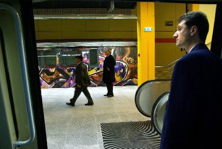 Un bărbat a murit pe o bancă din staţia de metrou Theodor Pallady din Bucureşti