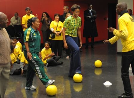 Michelle Obama a jucat fotbal la o şcoală din Cape Town