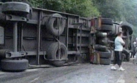 Tir încărcat cu tone de cărbune, răsturnat de DN 67