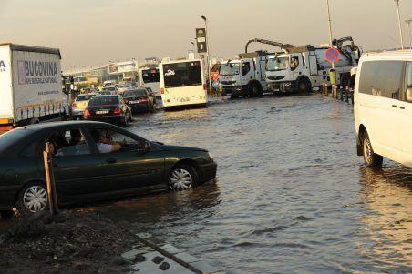 Furtunile şi vijeliile au pus stăpânire pe România. Zeci de străzi din Capitală - lacuri de acumulare