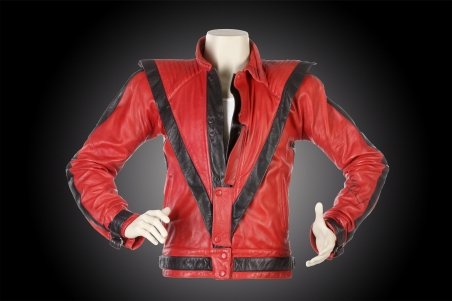 Jacheta purtată de Michael Jackson în &quot;Thriller&quot; s-a vândut cu 1,5 milioane de dolari