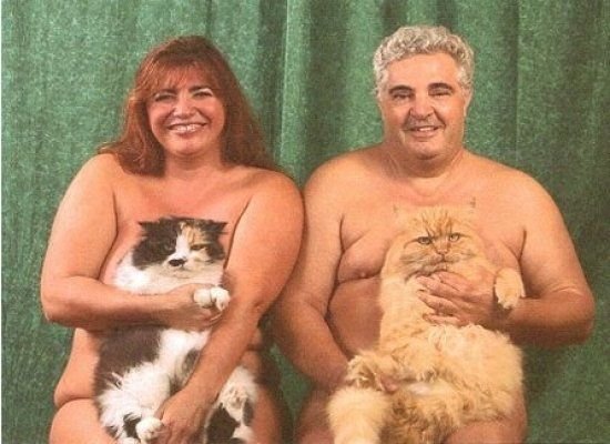 Poză de familie ciudată: Goi puşcă şi cu două pisici în braţe