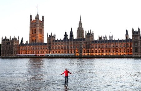 Un iluzionist britanic a mers pe apă pentru a-şi promova emisiunea