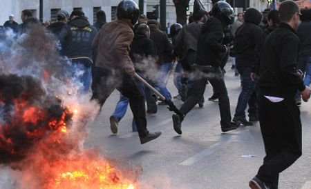 Grecii, la capătul răbdării: Proteste violente în centrul Atenei