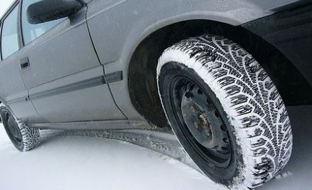 OG care obligă şoferii să îşi echipeze autovehiculele cu anvelope de iarnă, adoptată în Camera Deputaţilor