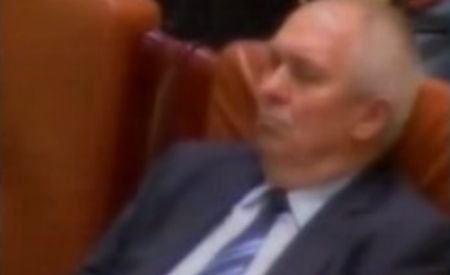 Un discurs plictisitor: Cuvântarea lui Băsescu i-a adormit pe parlamentari