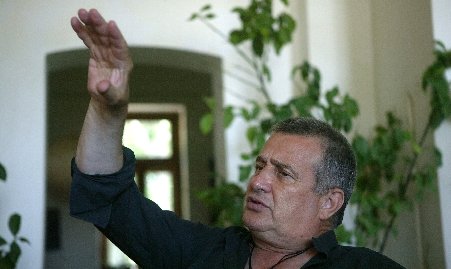 Mircea Dinescu, rănit uşor într-un accident de circulaţie în judeţul Olt