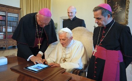 Papa şi-a lansat portal de ştiri şi a postat pentru prima dată pe Twitter 