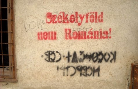 Sediul PRM Covasna, vandalizat cu mesajul &quot;Ţinutul Secuiescu nu e România&quot; şi o svastică