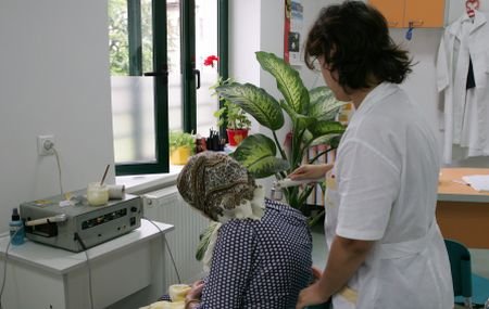 Medicul care a primit mită de 100.000 de euro de la persoane cu handicap, cercetat în libertate