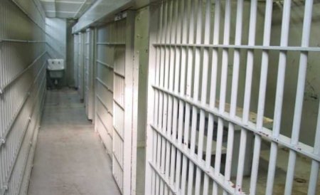 Un deţinut condamnat pentru tâlhărie a evadat de la un penitenciar de lângă Craiova