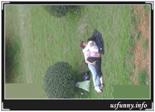 Mâini pe fund, în văzul lumii. Vezi câteva exemple de comportament indecent al cuplurilor 100094