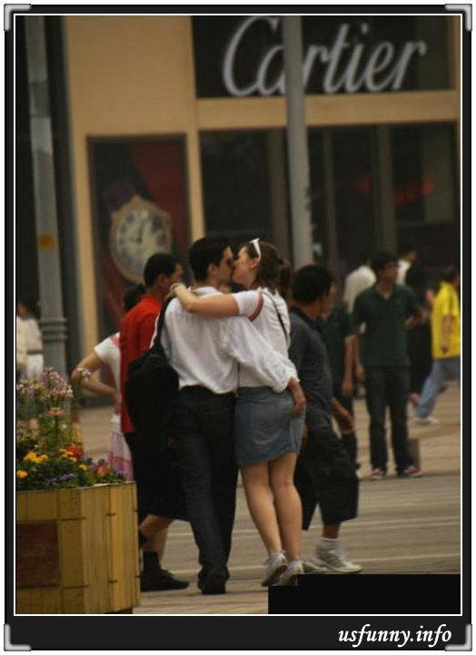 Mâini pe fund, în văzul lumii. Vezi câteva exemple de comportament indecent al cuplurilor 100096