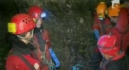 Speologul blocat de joi într-o peşteră din Apuseni a fost salvat după o zi
