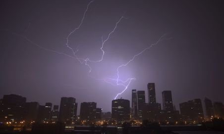 Imagini spectaculoase. Cel mai înalt turn din Chicago, lovit de fulger