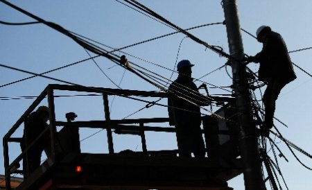 Primăria Capitalei a început să cureţe stâlpii de cablurile ilegale