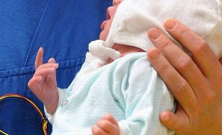 Situaţie incredibilă în Maramureş: Un bebeluş, luat de la maternitate în baza unui act notarial