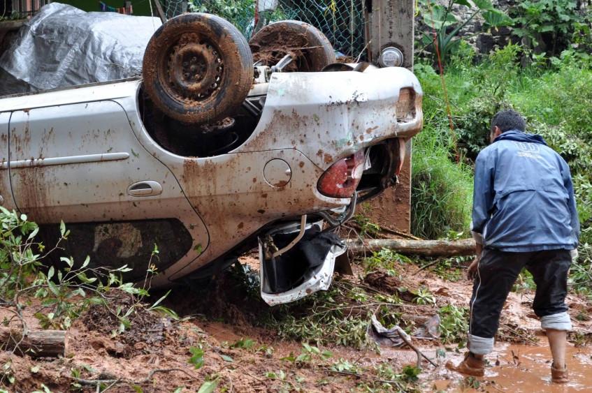 Cel puţin 11 morţi şi 300.000 de sinistraţi, în urma furtunii Arlene din Mexic 100243