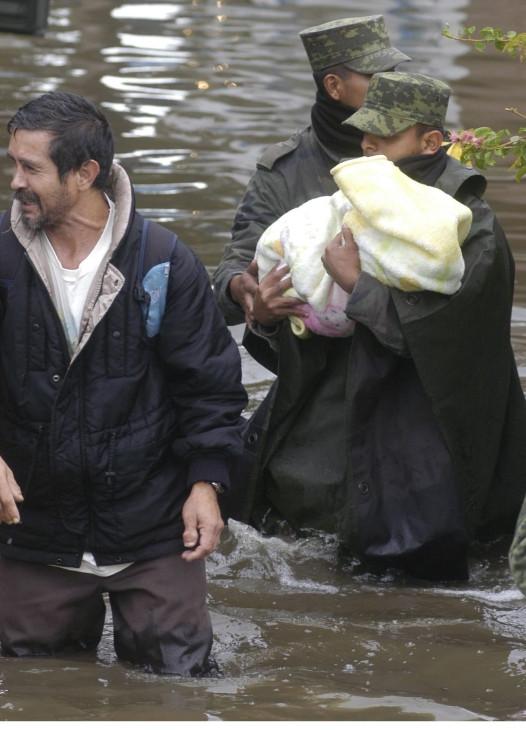 Cel puţin 11 morţi şi 300.000 de sinistraţi, în urma furtunii Arlene din Mexic 100245