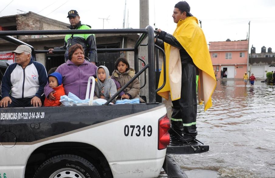 Cel puţin 11 morţi şi 300.000 de sinistraţi, în urma furtunii Arlene din Mexic 100246