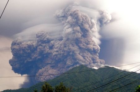 Indonezia. Vulcanul Soputan a intrat în erupţie, proiectând un nor de cenuşă şi fum