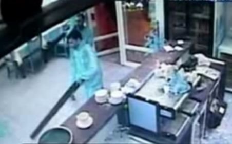 Patru tineri beţi au bătut cu bâtele un barman şi au vandalizat un bar din Dâmboviţa
