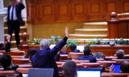 Ce se întâmplă cu parlamentarii care votează la două mâini