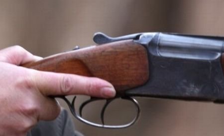 Un băiat care a picat bacalaureatul s-a împuşcat în cap cu arma de vânătoare a tatălui său