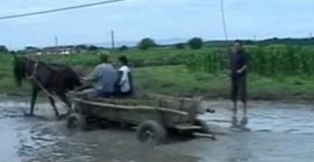 Vrancea. Localnicii dintr-o comună pescuiesc în mijlocul drumului de câte ori plouă