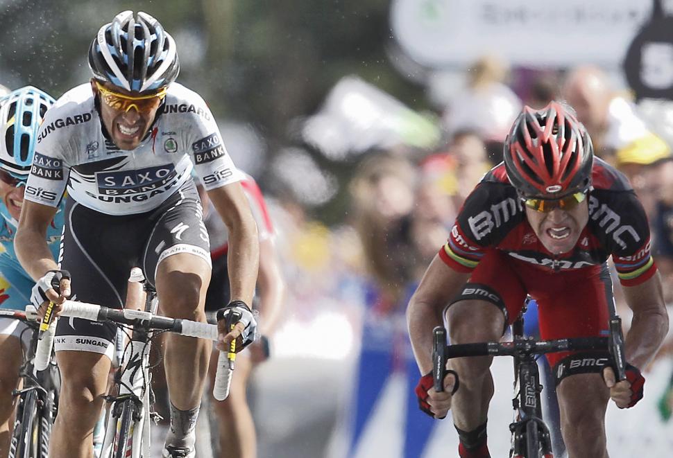 Cadel Evans l-a învins la foto-finish pe Alberto Contador în etapa a 4-a din Turul Franţei