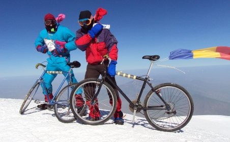 Doi români pe biciclete au cucerit vârful Ararat (5160 m)