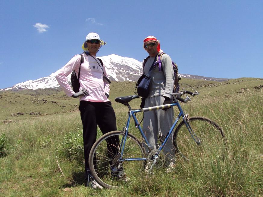Doi români pe biciclete au cucerit vârful Ararat (5160 m) 100528