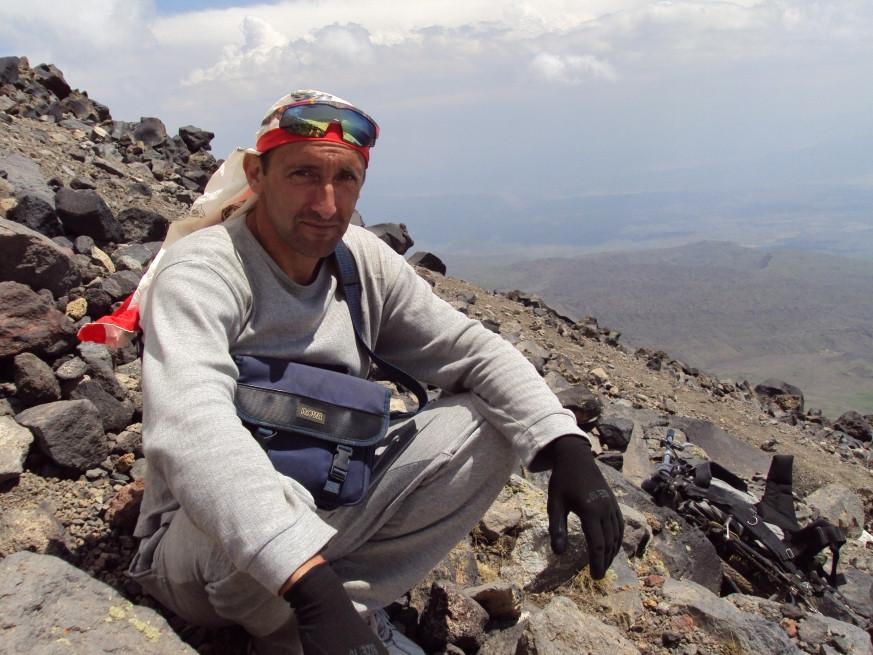 Doi români pe biciclete au cucerit vârful Ararat (5160 m) 100529