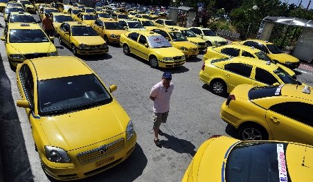 Noi proteste în Grecia: Sute de taxiuri s-au adunat în faţa Ministerului Transporturilor