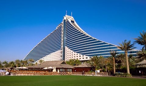 Hotelurile din Dubai, pline de angajaţi români