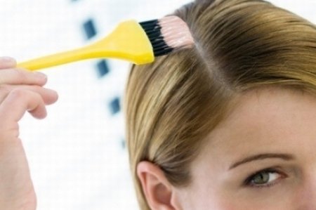 Mutilată de cosmetice: O femeie a ajuns la spital, după ce şi-a vopsit părul la un salon de înfrumuseţare