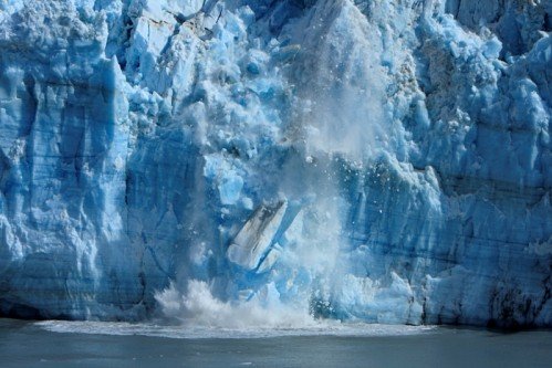 Un aisberg de patru ori mai mare decât Manhattan-ul pluteşte în largul coastelor canadiene
