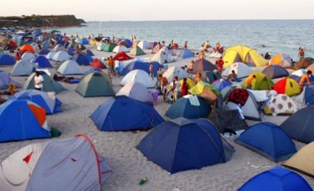 Aproape 80.000 de români s-au răcorit pe litoral, în week-end