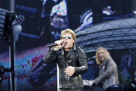 Bon Jovi a reuşit să ţină în priză 50.000 de fani, la concertul din Piaţa Constituţiei