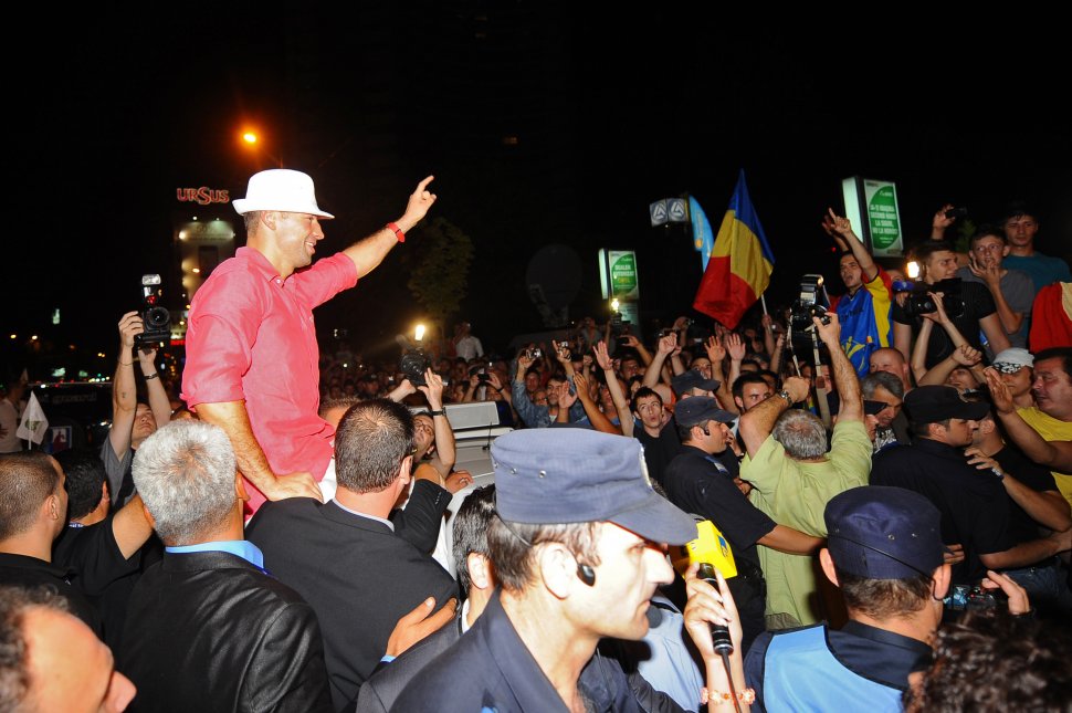 Lucian Bute i-a scos pe români în stradă: Campionul, aclamat în Piaţa Universităţii