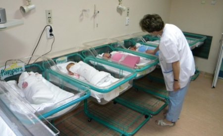 11 bebeluşi, abandonaţi la o maternitate din Piatra Neamţ