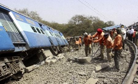 Cel puţin 63 de morţi şi 250 de răniţi, într-un accident feroviar produs în India