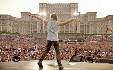 Lecţie de rock, oferită de Bon Jovi: Vezi imagini de la concertul din Piaţa Constituţiei