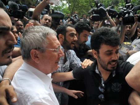 Suporterii Fenerbahce i-au atacat pe jurnalişti şi poliţişti cu sticle şi pietre